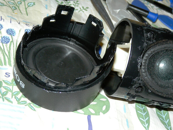 Sony SRS-XB23 Bluetooth Wireless Speaker 3.7V Rechargable Battery Replacement, Using Pry Tools remove the Top End Cap: crwdns2935265:03crwdnd2935265:02crwdnd2935265:02crwdne2935265:0