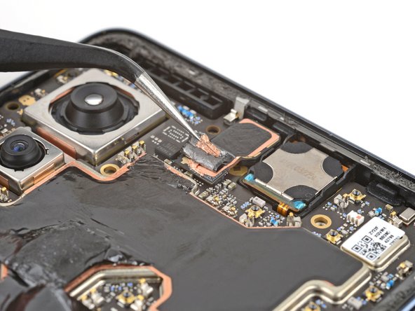 Motorola Edge (2022) Front Camera Replacement, Peel the camera tape: crwdns2935265:025crwdnd2935265:02crwdnd2935265:02crwdne2935265:0