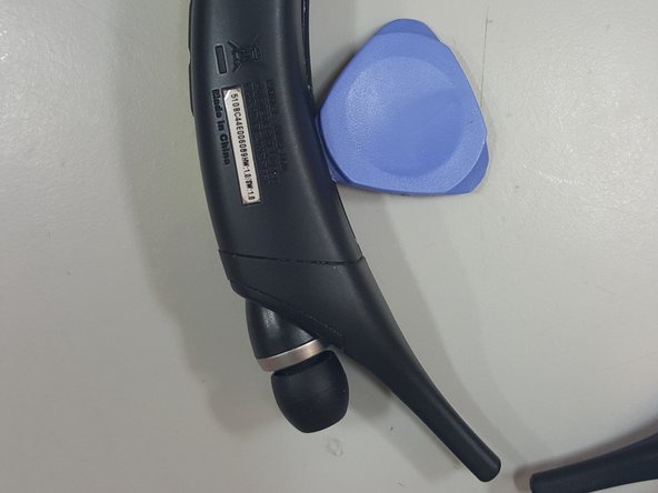 LG Tone Active HBS-850 Speaker Replacement, Pry Open Speaker Housing: crwdns2935265:03crwdnd2935265:02crwdnd2935265:02crwdne2935265:0