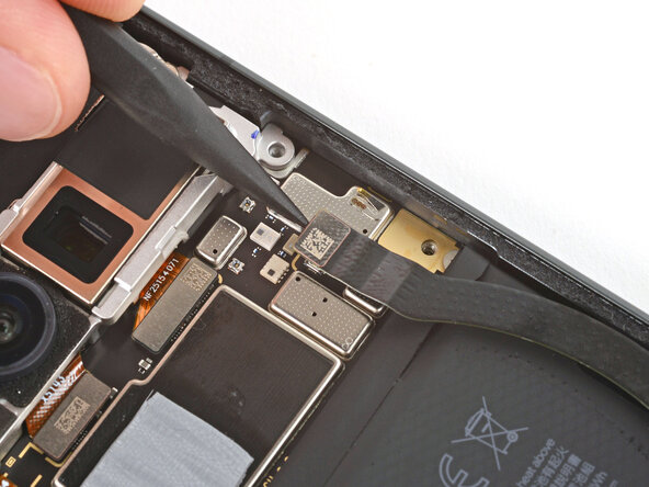 Google Pixel 10 Battery Replacement, Disconnect the interconnect cable: 19 단계, 이미지 2개 중 2개