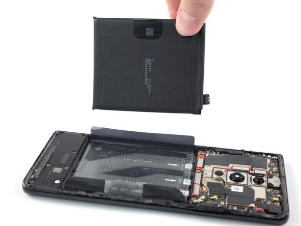 OnePlus 8 Battery Replacement, Remove the battery: 步骤 15 中的图像 3，3