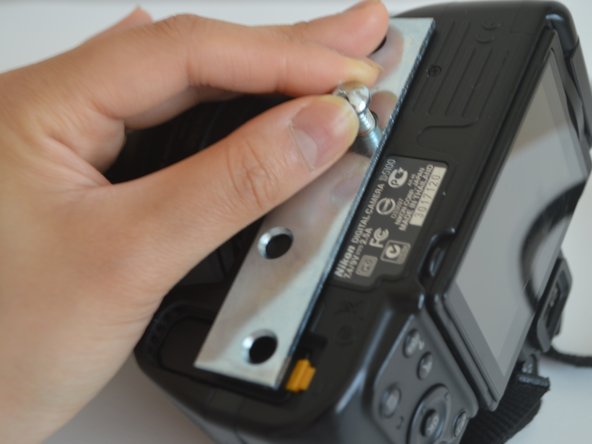 Nikon D5100 Battery Door Replacement: crwdns2935265:03crwdnd2935265:02crwdnd2935265:03crwdne2935265:0