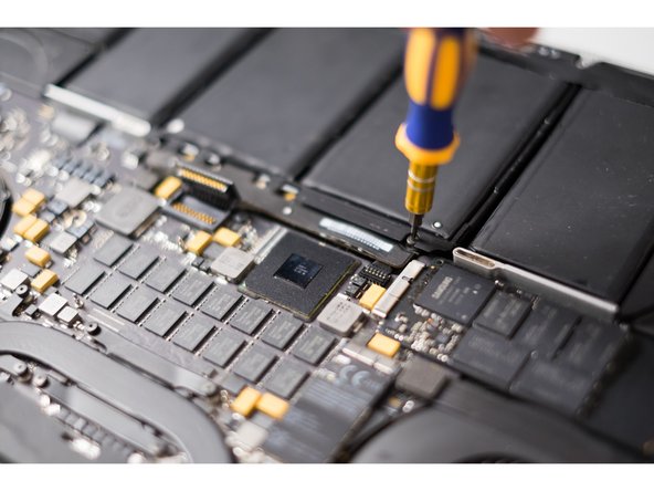 Battery and Trackpad. Disassembling MacBook Pro 15" Retina 2012-2015: crwdns2935265:05crwdnd2935265:02crwdnd2935265:02crwdne2935265:0