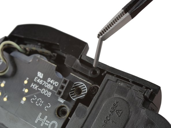 Razer Kishi Bumper Replacement, Remove the metal pin: crwdns2935265:011crwdnd2935265:02crwdnd2935265:02crwdne2935265:0