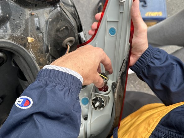 2015 Ford Focus Brake Light Replacement: crwdns2935265:05crwdnd2935265:02crwdnd2935265:03crwdne2935265:0