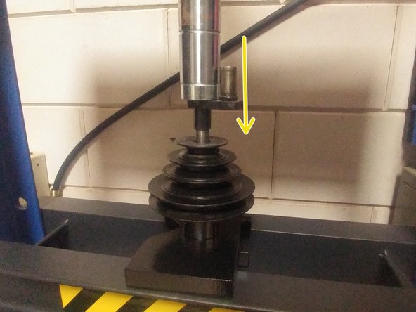 Kinzo 8E116 Center Pulley Bearing Replacement, press the axle back in: crwdns2935265:06crwdnd2935265:03crwdnd2935265:03crwdne2935265:0