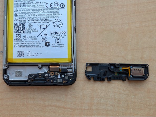Motorola Moto G Play (2023) Teardown, Remove the daughterboard plate: crwdns2935265:010crwdnd2935265:03crwdnd2935265:03crwdne2935265:0