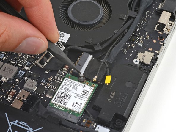 Razer Blade 15" (2020) Screen Replacement, Disconnect the charging port: crwdns2935265:011crwdnd2935265:02crwdnd2935265:03crwdne2935265:0