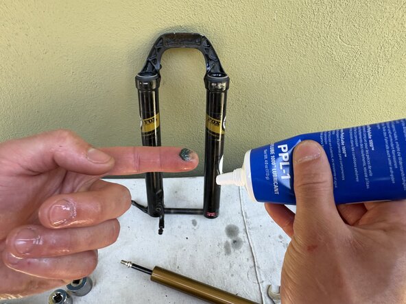 Fox32 Mountain Bike Front Air Suspension Fork Seal and Oil Replacement: étape 38, image 1 de 3