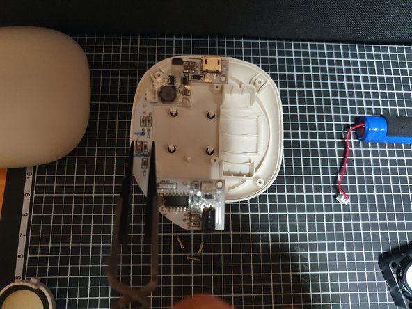 MUJI Portable Aroma Diffuser Disassembly, 족집게로 메인보드를 들어냅니다.: crwdns2935265:07crwdnd2935265:03crwdnd2935265:03crwdne2935265:0