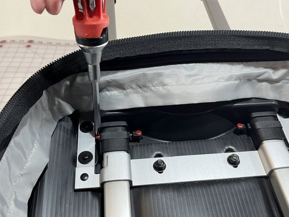 Handle Replacement on Patagonia Freewheeler/Freightliner Luggage, Insert the new handle: crwdns2935265:04crwdnd2935265:03crwdnd2935265:03crwdne2935265:0