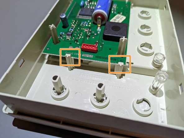 Viessmann 7450156 Backup Battery Replacement, Remove the PCB: crwdns2935265:07crwdnd2935265:02crwdnd2935265:02crwdne2935265:0