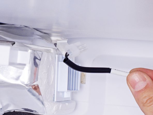 Whirlpool Refrigerator Thermistor Replacement, Remove the thermistor: crwdns2935265:08crwdnd2935265:02crwdnd2935265:02crwdne2935265:0