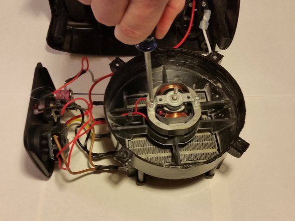 How to Realign the Motor in a Space Heater: passo 7, immagine 2 di 2