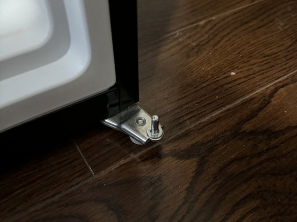 Midea MRU03M2ABB Upright Freezer Door Replacement: crwdns2935265:06crwdnd2935265:03crwdnd2935265:03crwdne2935265:0