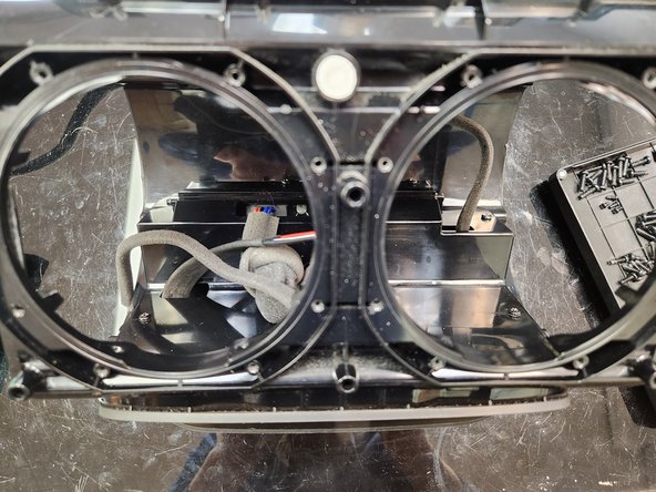 JBL Boombox Battery Replacement, Remove the two Center Screws: crwdns2935265:020crwdnd2935265:02crwdnd2935265:02crwdne2935265:0