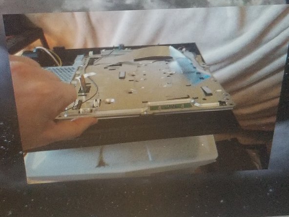PlayStation 3 Teardown, unscrew the board brace: stap 0, afbeelding 2 van 3