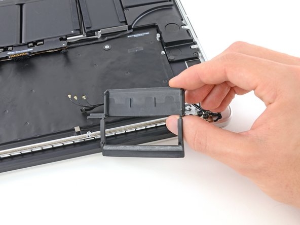 MacBook Pro 15" Retina Display Late 2013 Upper Case Assembly Replacement, Upper Case Assembly: crwdns2935265:034crwdnd2935265:03crwdnd2935265:03crwdne2935265:0