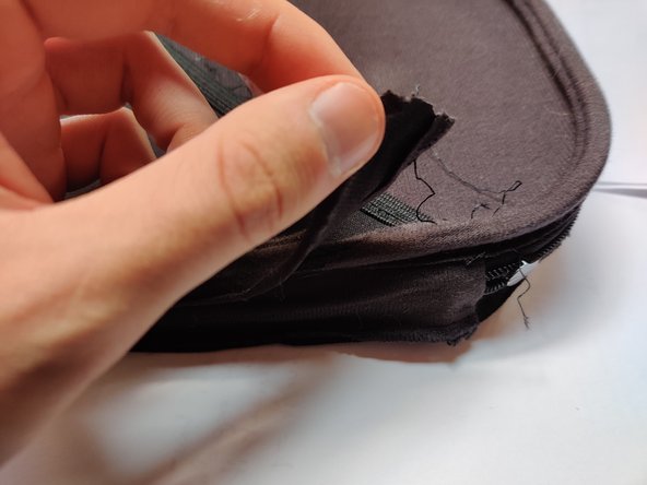 Bose QuietComfort 35 Case Zipper Replacement, Dealing with the stopper knot: crwdns2935265:016crwdnd2935265:03crwdnd2935265:03crwdne2935265:0