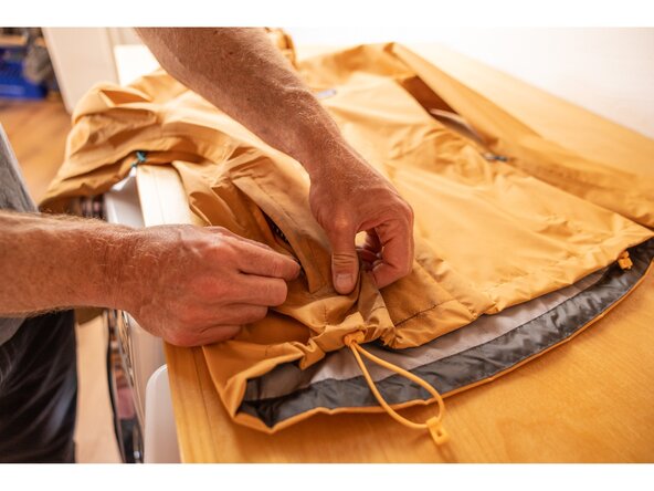 How to Wash a Waterproof Jacket, Prepare your jacket: crwdns2935265:02crwdnd2935265:01crwdnd2935265:03crwdne2935265:0