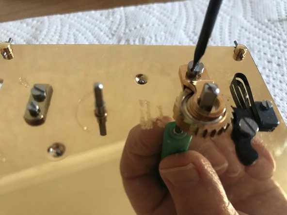 Wind-up carriage clock Service clean, Checking the contrate wheel end float: crwdns2935265:017crwdnd2935265:02crwdnd2935265:02crwdne2935265:0