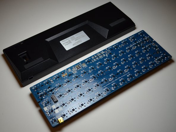 KBParadise V6000 Disassembly, Remove the case: crwdns2935265:05crwdnd2935265:02crwdnd2935265:02crwdne2935265:0