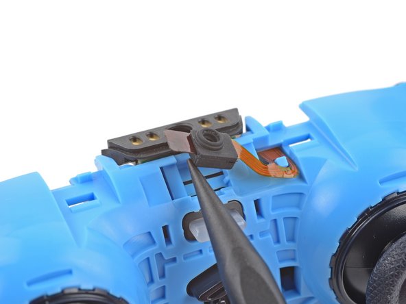 DualSense Controller v2 Microphone Replacement, Remove the upper microphone: crwdns2935265:014crwdnd2935265:02crwdnd2935265:03crwdne2935265:0