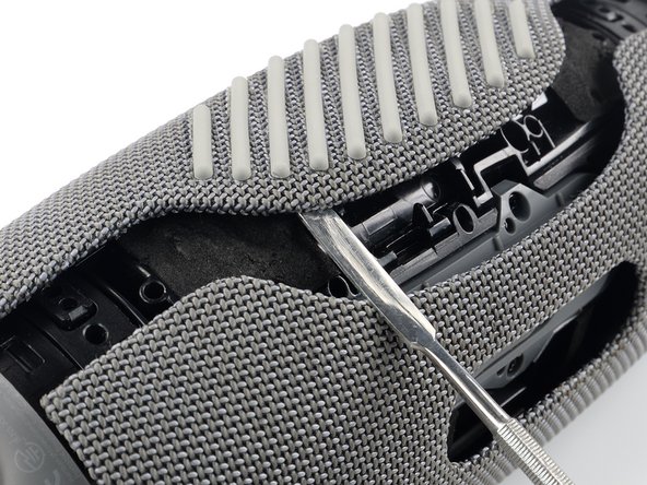 JBL Charge 5 Motherboard Replacement, Pry up the fabric cover's other side: crwdns2935265:04crwdnd2935265:02crwdnd2935265:03crwdne2935265:0