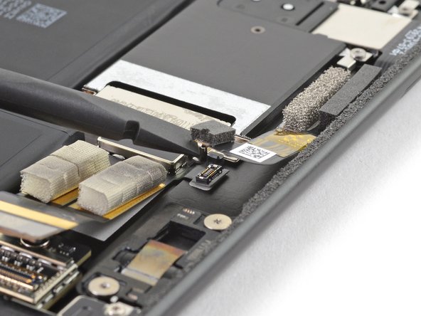 Microsoft Surface Pro X SSD Port Replacement, Disconnect the SIM card reader: étape 30, image 2 de 2