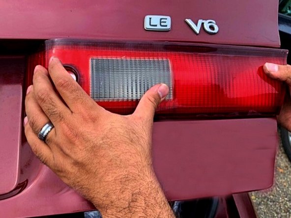 1999 Toyota Camry LE Rear Right Trunk Light Housing Replacement: stap 0, afbeelding 3 van 3