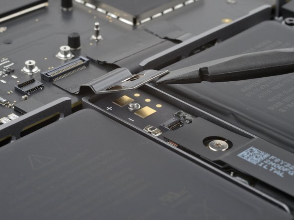 MacBook Pro 14" Late 2023 (M3) USB-C Ports Replacement, Disconnect the main power connector: crwdns2935265:021crwdnd2935265:02crwdnd2935265:03crwdne2935265:0