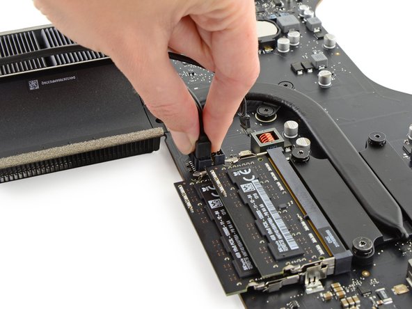 iMac Intel 21.5" EMC 2638 Heat Sink Replacement: crwdns2935265:061crwdnd2935265:02crwdnd2935265:03crwdne2935265:0