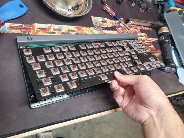 Disassembling Logitech G515 Lightspeed TKL, Remove board: adım 8, 3 resimden 1.