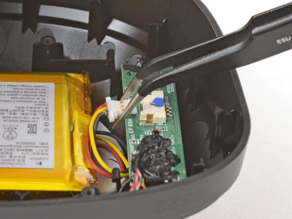 Logitech G522/A20 X Lightspeed Battery Replacement, Disconnect the battery: crwdns2935265:010crwdnd2935265:03crwdnd2935265:03crwdne2935265:0