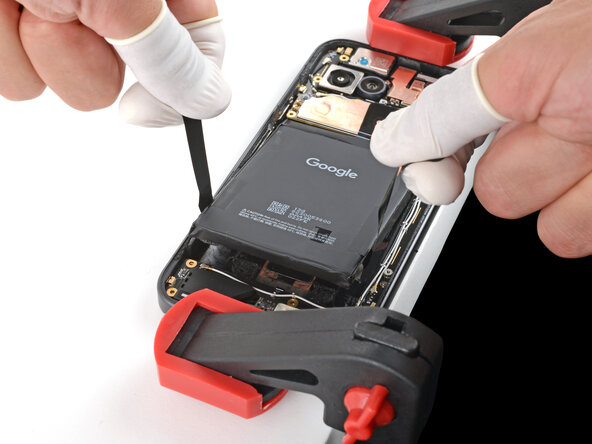 Google Pixel 9a Battery Replacement, Separate the battery adhesive: passo 21, immagine 2 di 3