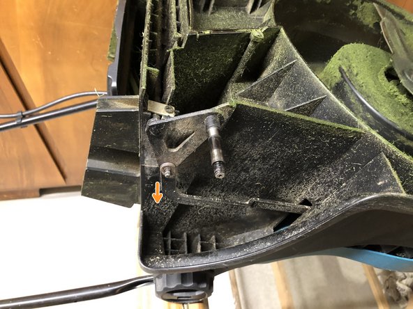 Makita DLM431 Lawn Mower Rear Axle Replacement, Loosen axle adjustment: crwdns2935265:04crwdnd2935265:02crwdnd2935265:02crwdne2935265:0