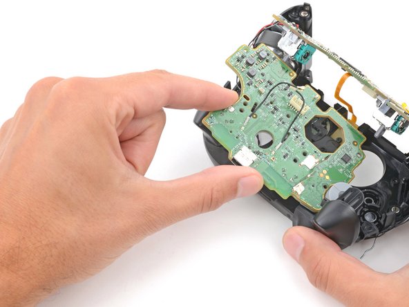 Scuf Instinct Pro Buttons Replacement, Remove the charging board: stap 24, afbeelding 2 van 3