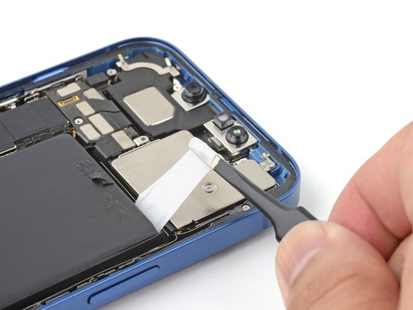 Dùng nhíp hoặc ngón tay gắp tab keo