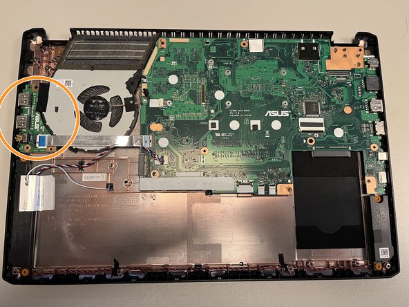 Asus M570D Mainboard tauschen, I/O-Platine entnehmen: Schritt 16, Bild 1 von 1