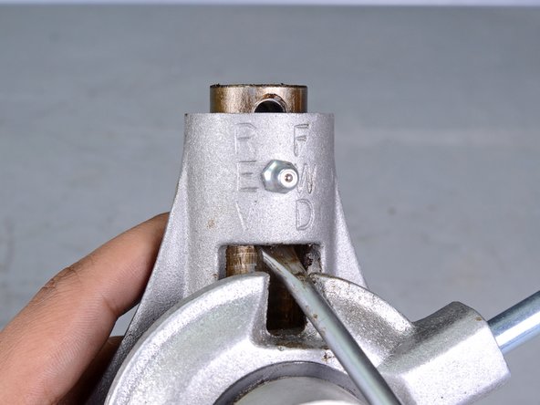 Electric Eel Top Feeder Assembly Replacement, Remove the Bearing Carrier Assembly: crwdns2935265:018crwdnd2935265:03crwdnd2935265:03crwdne2935265:0