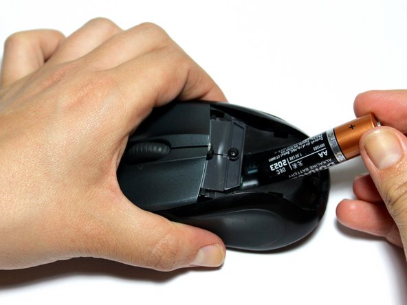 Logitech V220 - Cordless Optical Mouse Battery Replacement, Removing the Battery: crwdns2935265:03crwdnd2935265:03crwdnd2935265:03crwdne2935265:0