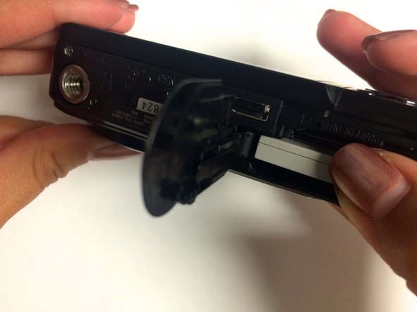 Cyber-Shot DSC-H55 Battery Replacement, Inserting a New Battery: crwdns2935265:04crwdnd2935265:02crwdnd2935265:02crwdne2935265:0