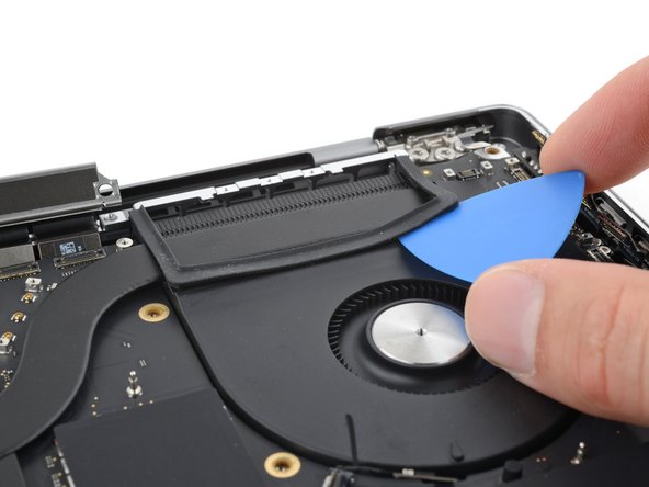 MacBook Pro 14" Late 2023 (M3) USB-C Ports Replacement, Peel up the rubber gasket: crwdns2935265:048crwdnd2935265:02crwdnd2935265:03crwdne2935265:0