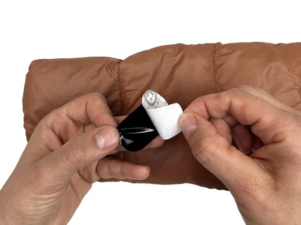 Réparer une doudoune à l’aide d'un patch adhésif, Poser le patch adhésif: étape 4, image 1 de 3