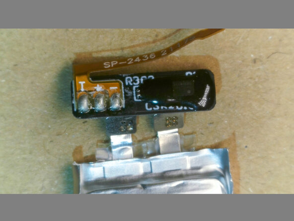 Fitbit Charge 5 Teardown, Battery Protection: crwdns2935265:07crwdnd2935265:02crwdnd2935265:03crwdne2935265:0