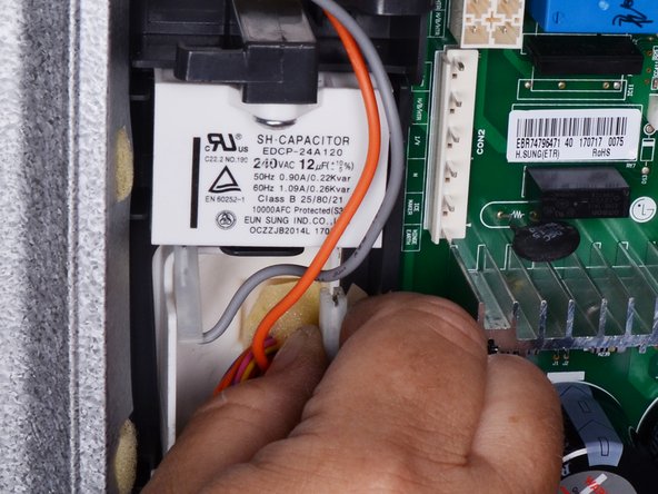 LG Refrigerator Ice Auger Motor Run Capacitor Replacement, Disconnect the capacitor: crwdns2935265:06crwdnd2935265:02crwdnd2935265:03crwdne2935265:0