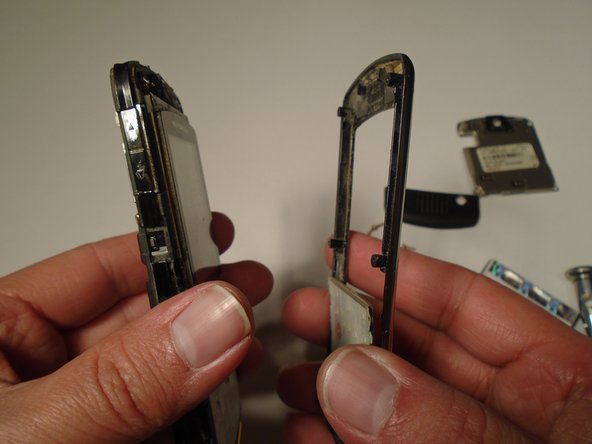 Motorola SLVR L9 Front Panel Replacement: crwdns2935265:010crwdnd2935265:02crwdnd2935265:03crwdne2935265:0