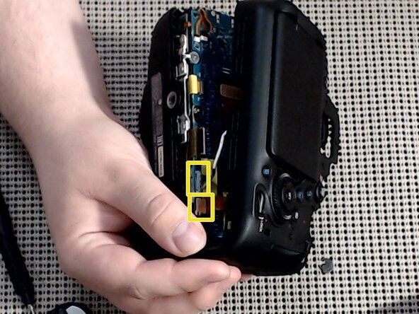 Canon EOS 6D Mark II DC/DC Power Board Replacement, Remove back cover: passo 10, imagem 2 %32