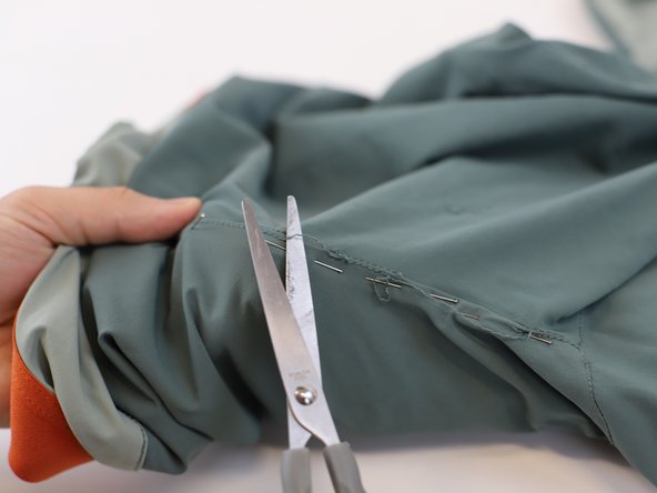 How to Fix a Broken Seam on Pants, Clean the area: crwdns2935265:03crwdnd2935265:02crwdnd2935265:02crwdne2935265:0