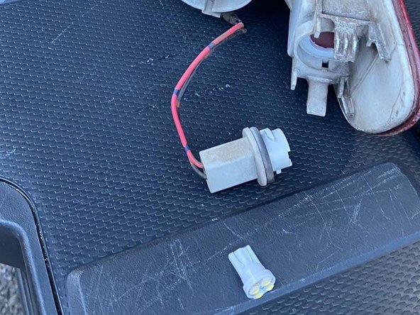 2011 Mitsubishi Outlander Bumper Taillight Replacement: crwdns2935265:06crwdnd2935265:02crwdnd2935265:02crwdne2935265:0